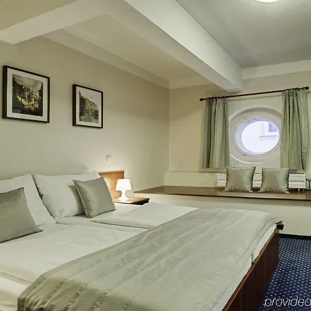 מלון Pytloun Kampa Garden 4*