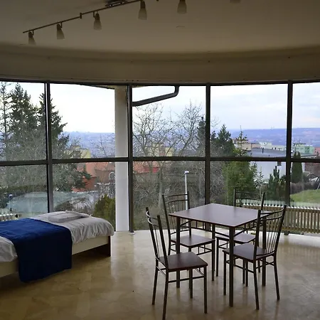 Flying House Guest house *