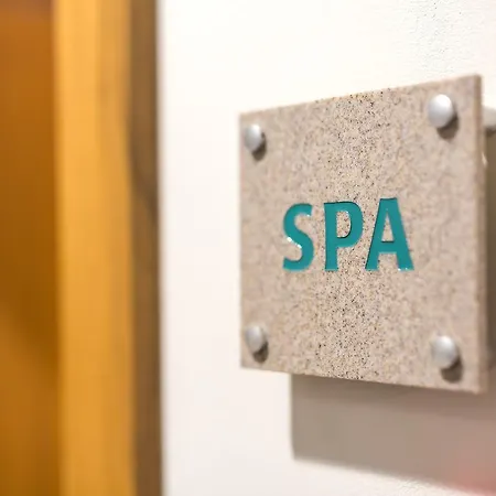 Hotel Merchants Crown Suites And Spa