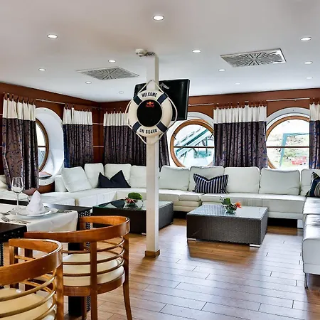 Rohan Boat Praga