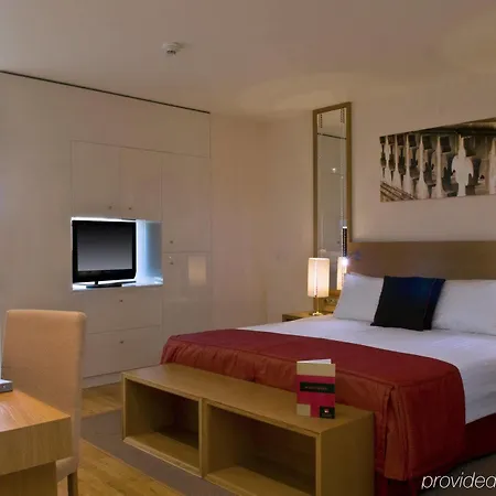 Mamaison Riverside Отель Прага