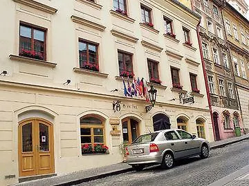 Little Quarter Hostel *