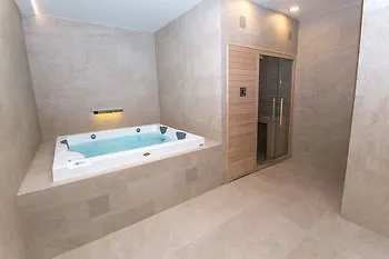 Merchants Crown Suites And Spa Hotel