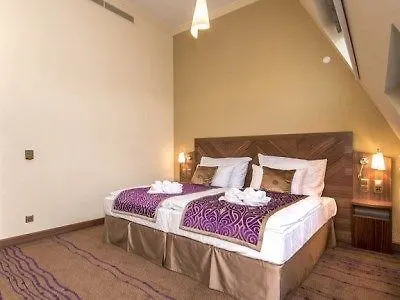 Merchant's Crown Hotel 4*