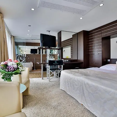 Rohan Boat Hotel en barco 3*