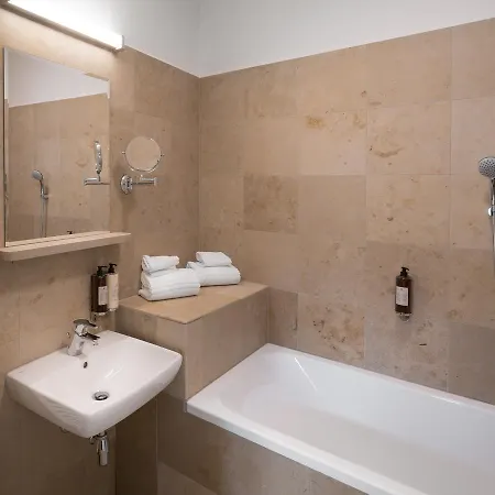 Blue Oak Aparthotel 4*