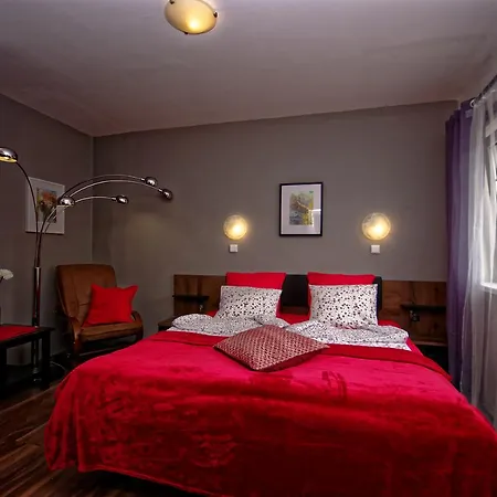 Cozy Gardens In Apartment *
