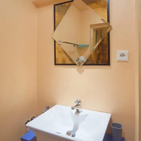 Modern Wenzigova 15 *