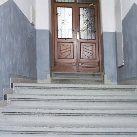 Modern Wenzigova 15 *