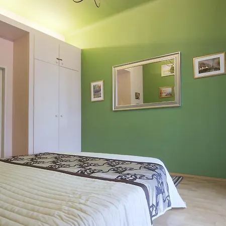 Modern Wenzigova 15