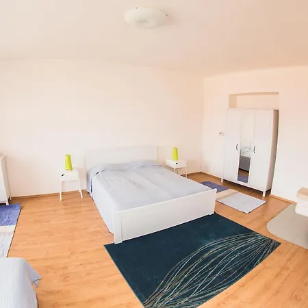 Jecna Holiday Apartment *