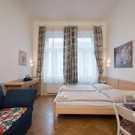 Aparthotel Alice House 3*