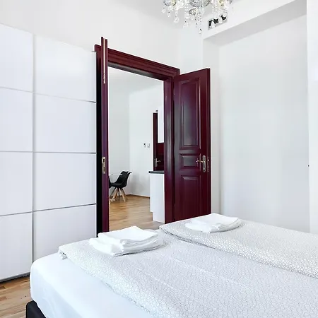 Zborovska Apartment *