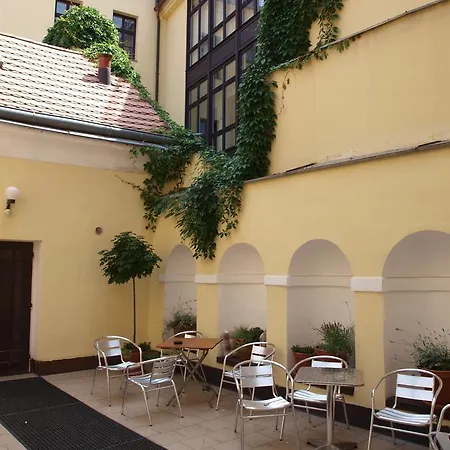King George Hotel 3*