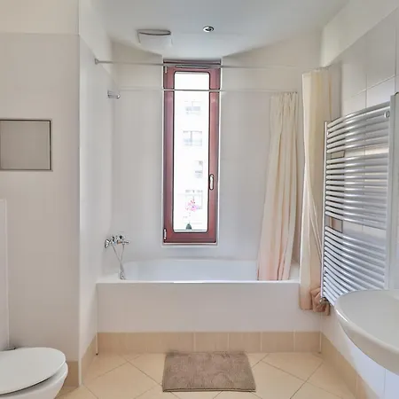Bright Spacious Apartment *