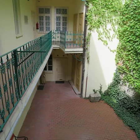 Charming Old Town Centre Studio *