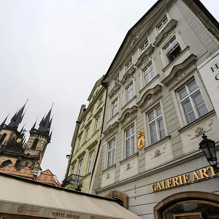 Old Town Square By Emblem Prága