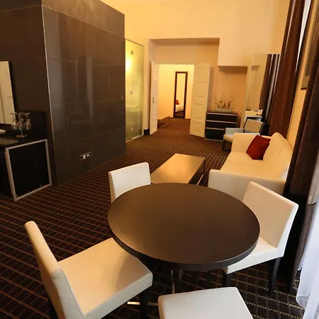 Aparthotel Old Town Square By Emblem 5*