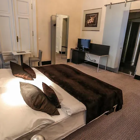 Old Town Square By Emblem Apartmanhotel