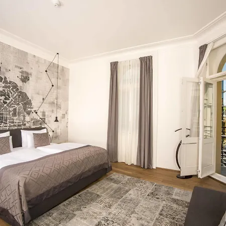 Golden Crown Hotel 4*