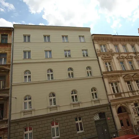 Pure White 4* Prag
