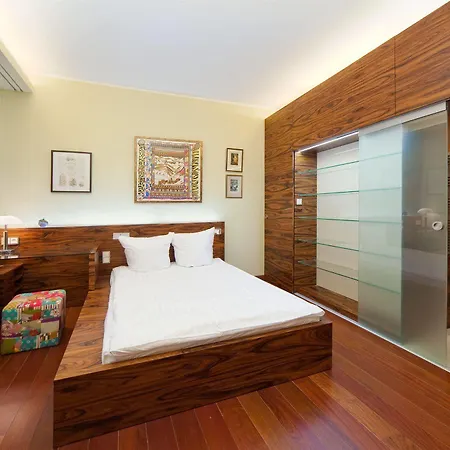 Louren - The Bridge Inn Aparthotel Prague