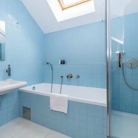 Louren - The Bridge Inn Aparthotel Prague