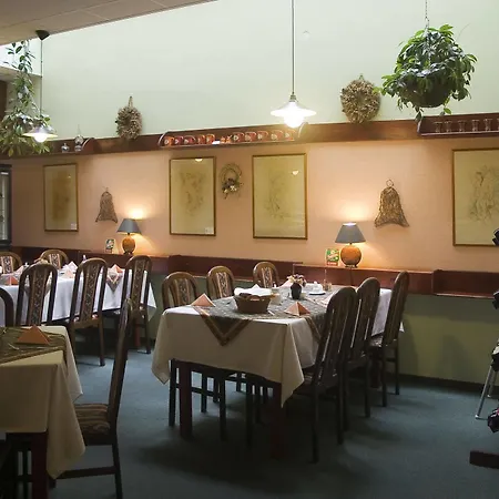 U Stare Pani - At The Old Lady מלון 4*