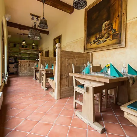 Hotel Selsky Dvur - Bohemian Village Courtyard