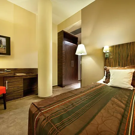 Ea Crystal Palace Hotel 4*
