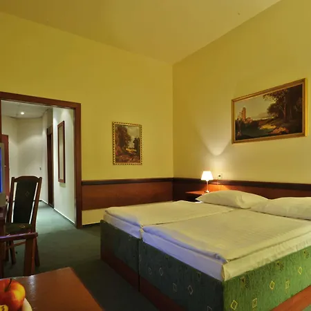 Szálloda Three Crowns 3*
