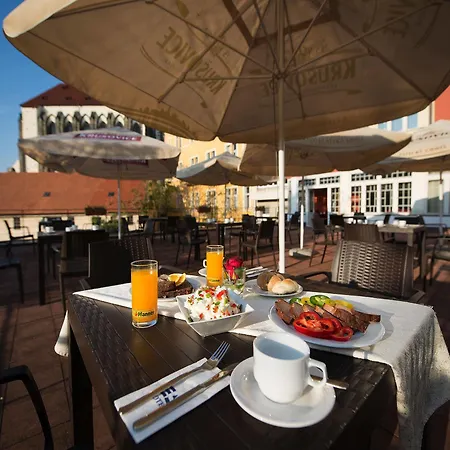 Ea Julis Hotel 4*