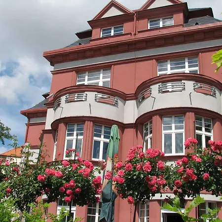 Hotell Hotel Villa 4*
