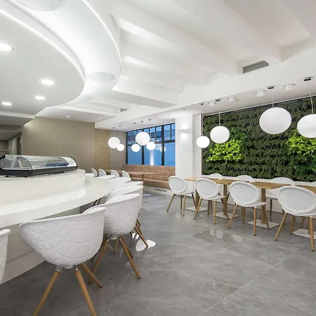 Merchants Crown Suites And Spa Hotel 5*
