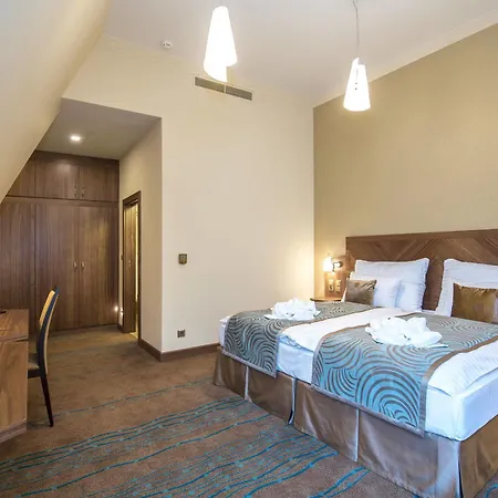 Merchants Crown Suites And Spa Hotel