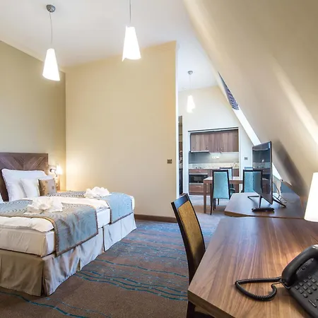 Merchants Crown Suites And Spa Hotel 5*