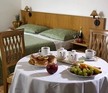 1 Hotel