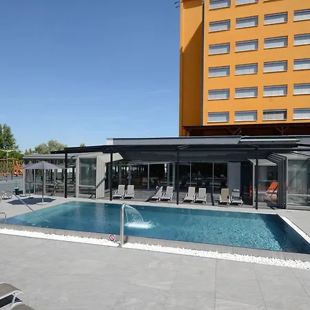 Hotel Aura Design & Garden Pool Prague