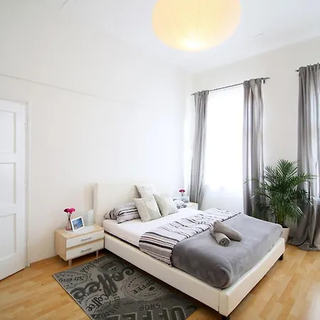 Beautiful Ujezd Apartment *