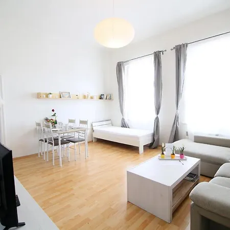 Beautiful Ujezd Apartment *