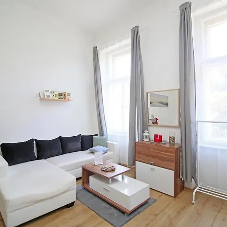 Beautiful Ujezd Apartment *