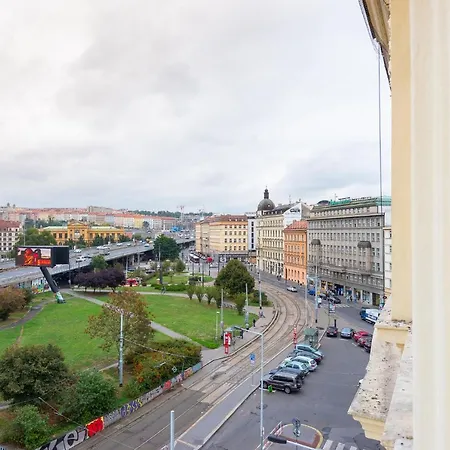 Tesnov Grande * Prague