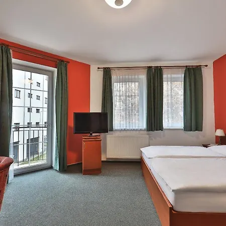 Attic Hotell