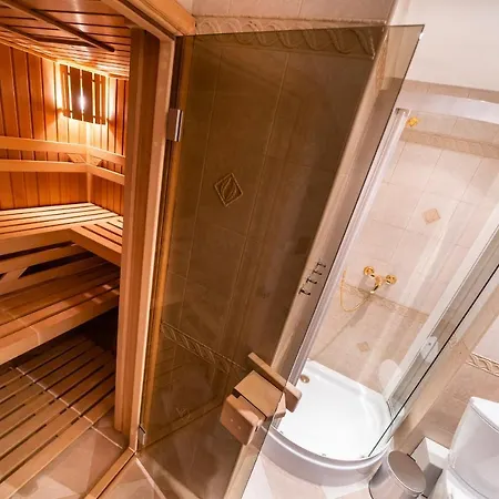 Apartment 5br 2bath Masarykovo Nabrezi *