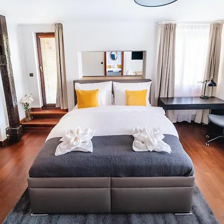5br 2bath Masarykovo Nabrezi Apartment *