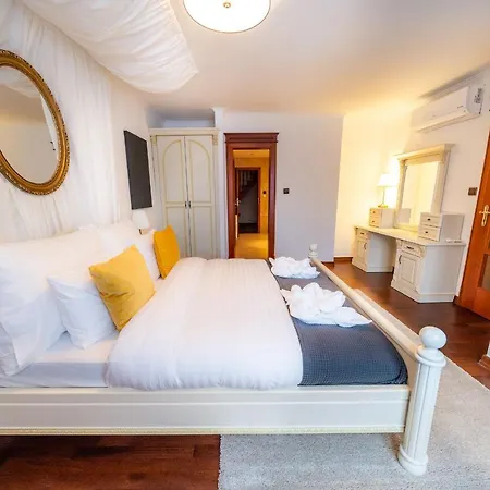 5br 2bath Masarykovo Nabrezi Apartment *