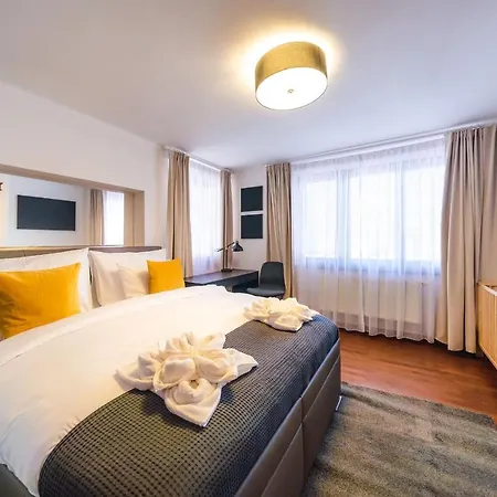 Apartment 5br 2bath Masarykovo Nabrezi *
