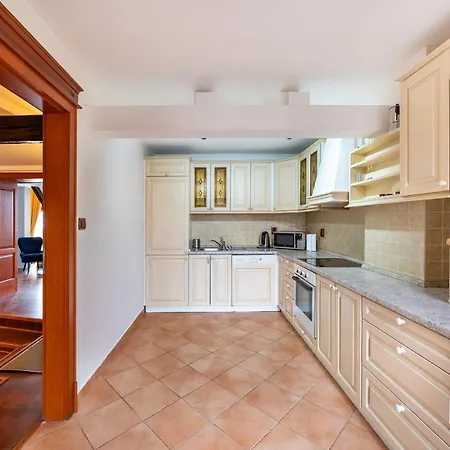 Apartment 5br 2bath Masarykovo Nabrezi