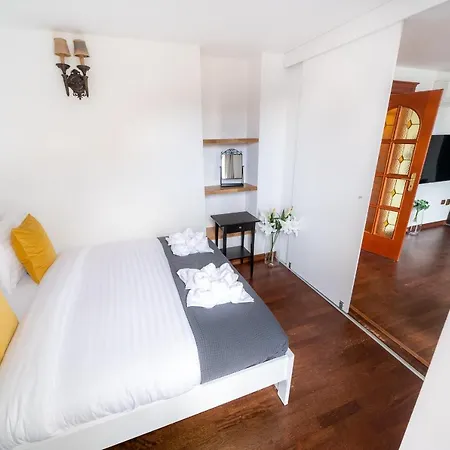 Apartment 5br 2bath Masarykovo Nabrezi