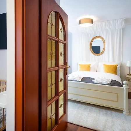 5br 2bath Masarykovo Nabrezi Apartment